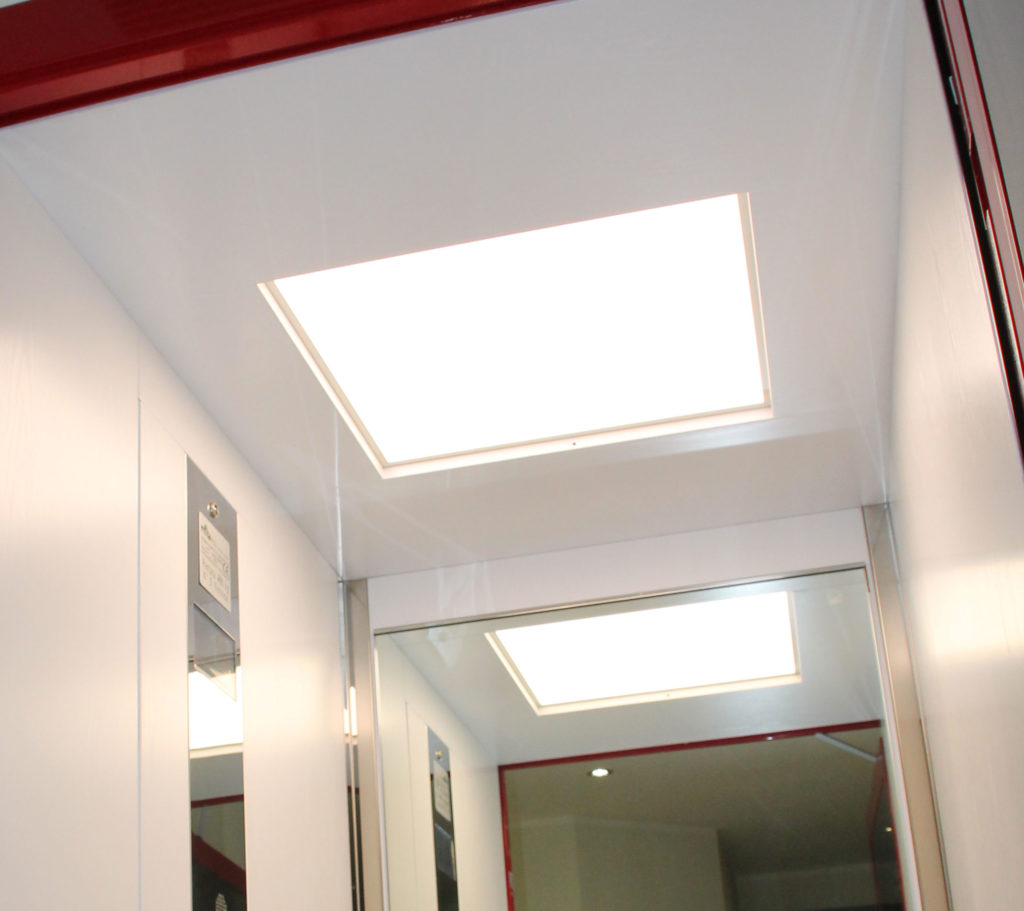 Techo con panel central iluminado de 60x60 y marco de placa protectora